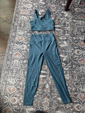 Le Ore Activewear Set, size small, sports bra and leggings Robins egg blue